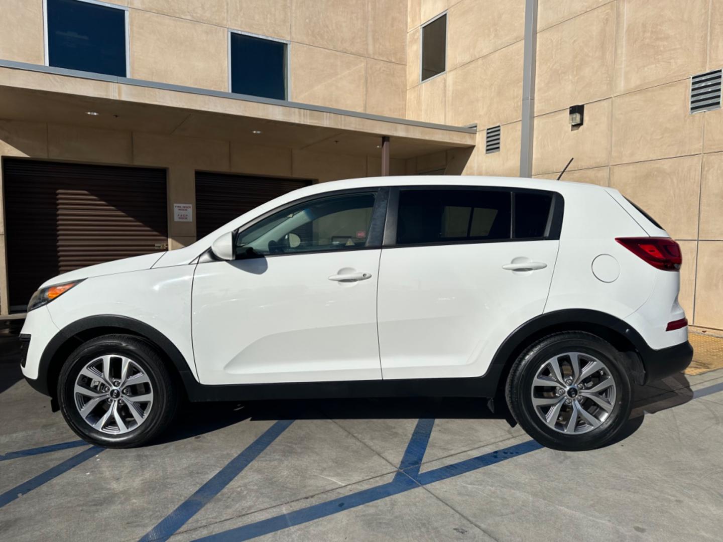 2015 WHITE /Black Kia Sportage (KNDPB3AC5F7) , located at 30 S. Berkeley Avenue, Pasadena, CA, 91107, (626) 248-7567, 34.145447, -118.109398 - rown City Motors is a used “Buy Here Pay Here” car dealer in Pasadena CA. “Buy Here Pay Here” financing, means that when you purchase your vehicle from our dealership, that you make the payments to the dealership as well. We do not need the banks approval to get you approved for a used auto - Photo#1